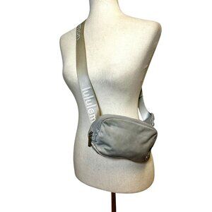 Lululemon Everywhere Belt Bag Crossbody O/S – Light Grey Nylon, Logo Strap